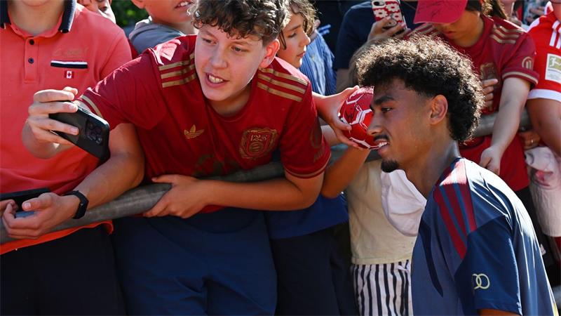 Nach dem WM-Frust: Neuer gibt den Bayern-Weg vor Neuzugang Nathaniel Brown lässt sich von den Fans fotografieren.