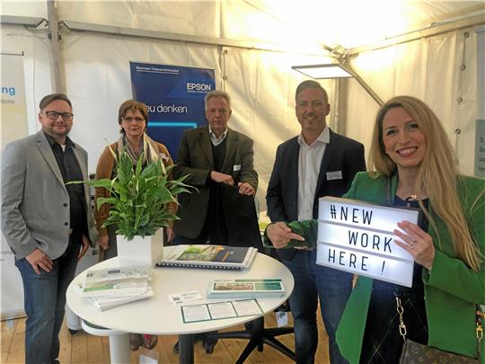 New Work ist nicht nur ein Thema bei Silvia Lehrke (re.) und ihrem Goslarer Unternehmen Dr. Hildebrandt & Buchholz. Wie sich Unternehmen und Arbeit verändern, ist auch ein Thema beim „Wirtschaftsforum Harz“ in der Kaiserpfalz. Der Büroausstatter Dr. Hildebrandt & Buchholz gehört zu rund 40 Ausstellern, die sich am Donnerstag vor Beginn des Netzwerkstreffens vor der Kaiserpfalz präsentiert haben.  Foto: Stade