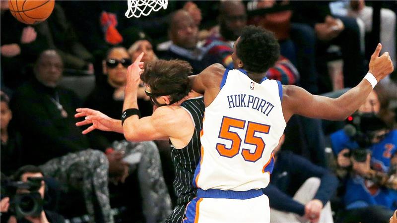 New York Knicks Center Ariel Hukporti (r) foult Orlando Magic Forward Franz Wagner unter dem Korb.