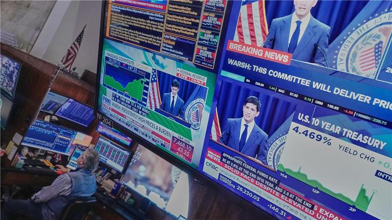 New York: Wenn die Fed spricht – NYSE-Händler verfolgen Kevin Warshs Pressekonferenz auf den großen Screens