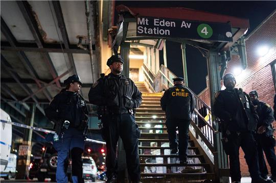 New Yorker Polizisten stehen nach Schüssen in der U-Bahn-Station Mount Eden Avenue im New Yorker Stadtbezirk Bronx Wache.