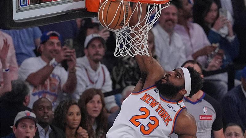 New Yorks Center Mitchell Robinson bewies seine Stärke als Abräumer unter den Körben.