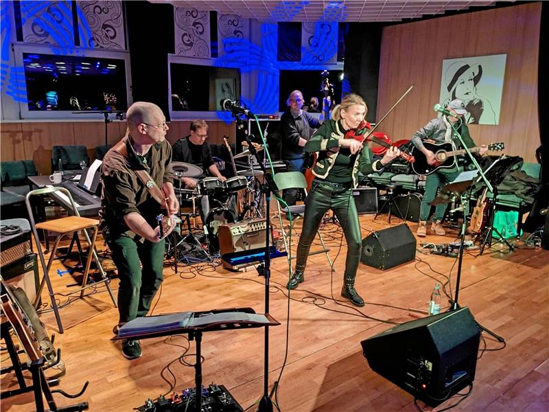 Benefizkonzert in Bad Harzburg bringt 1111 Euro für Ukraine Newpast – das sind Jola Oledzka-Zogbaum, Sebastian Derer, Rainer Riefling, Jörg Habich und Marek Galeza – während ihres Auftritts in der Tanzschule. Frontfrau Oledzka-Zogbaum hat selbst Familie nahe der ukrainisch-polnischen Grenze. Foto: Privat