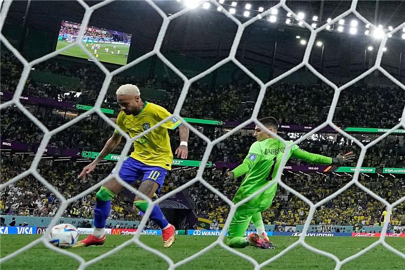 Neymar und Brasilien am Boden: Kroatien stoppt Seleção Neymar (l) umspielt den kroatischen Torhüter Dominik Livaković und trifft zur Führung.