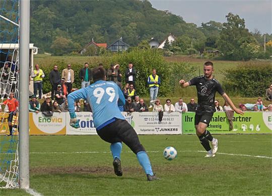 Nicholas Makus hat in dieser Szene keine Mühe, den Ball zur 1:0-Führung für den TSV Lochtum einzuschieben. Am Ende halten allerdings die Spieler vom FC Viktoria Thiede den Pokal in den Händen. Foto: Epping