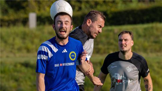 Der Bad Harzburger Spieler Nicholas Makus geht mit dem Kopf zum Ball. Er könnte am Sonntag spielen.