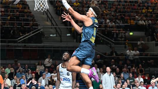 Nicholas Tischler von den EWE Baskets Oldenburg in Aktion.