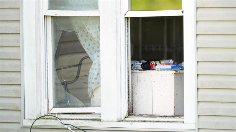 16 verwahrloste Kinder in USA aus Elternhaus gerettet Nicht Menschenhandel, sondern ein innerfamiliärer Vorfall soll sich in diesem Holzhaus im US-Bundesstaat Ohio laut Behörden zugetragen haben. Die Ermittlungen laufen.