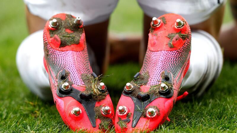 7 Dinge, die du über die Fußball-Ausrüstung wissen musst Nicht alle Fußballschuhe eignen sich für denselben Untergrund.