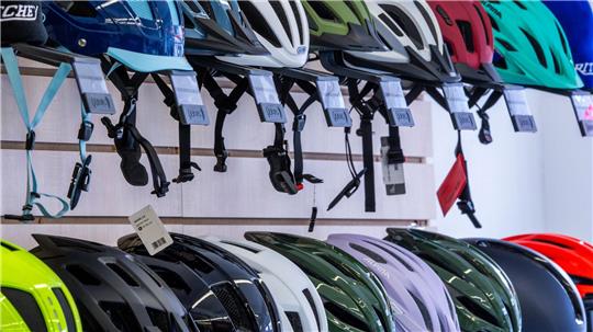 Nicht alle tragen einen Fahrradhelm, viele wünschen sich aber eine Helmpflicht. (Symbolbild)