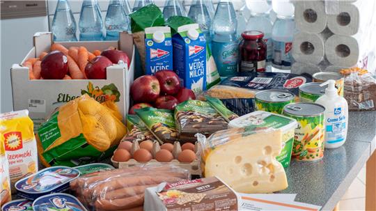 Lebensmittel liegen auf einem Tisch.