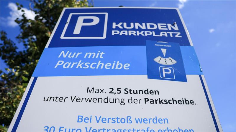 Nicht an allen Parkplätzen seien die Parkbedingungen ausreichend ausgeschildert, kritisieren Verbraucherschützer. (Archivbild)