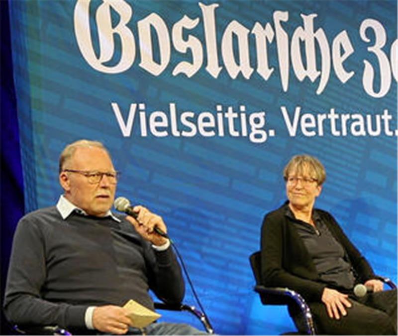 Nicht auf den Mund gefallen: Zusammen mit der Grünen Anke Berkes treibt der Politiker Vollheyde das Bürgerbegehren zur Stadthallen-Finanzierung im Pfalzquartier voran. Beide sitzen auf dem GZ-Podium.