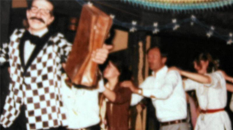 Nicht bis Blankenese, sondern nur rund um die Theke führt die Polonäse, die Gottlieb Wendehals in den 80er Jahren durch die „Tenne“ führt.