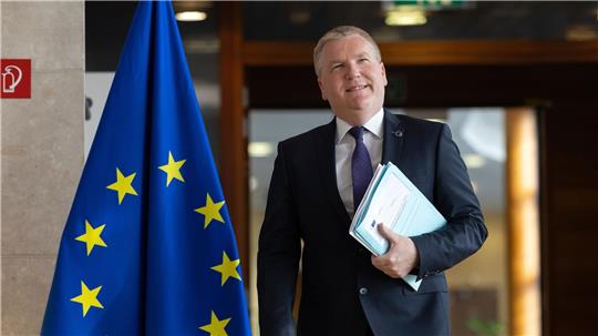 Nicht ein einziger Euro solle nach Meinung der EU-Kommission in Länder fließen, in denen die Rechtsstaatlichkeit nicht respektiert wird, sagt EU-Kommissar Michael McGrath. (Archivbild) 