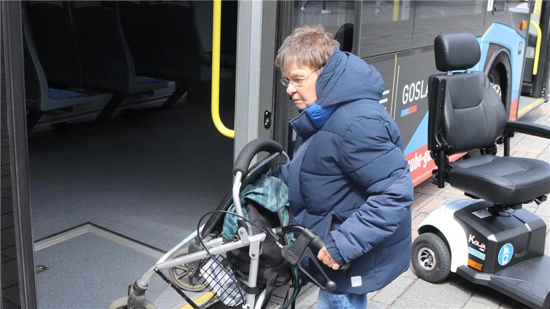 Goslarer Stadtbus-GmbH: Tipps für Rollator- und Rollstuhlfahrer Nicht einfach: Sabine John und ihr Rollator beim Einsteigen in einen Stadtbus.