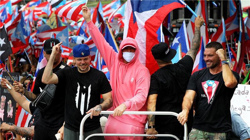 Nicht erst seit gestern ist der Latin-Rap- und Reggaeton-Sänger politisch. Hier feiert er im Jahr 2019 lachsfarben nach tagelangen Massenprotesten den angekündigten Rücktritt des Gouverneurs von Puerto Rico. (Archivbild)
