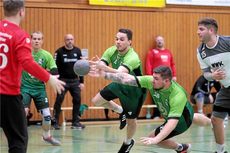 Langelsheim nun vorn, Lebenstedt ist raus Nicht ganz einig sind sich die Langelsheimer Jan Ermrich (l.) und Philipp Koglin, wer den Ball in den Kasten der HSG Liebenburg-Salzgitter befördern soll. Gästespieler Jannik Fürst (r.) greift daher gar nicht erst ein. Foto: Gietemann