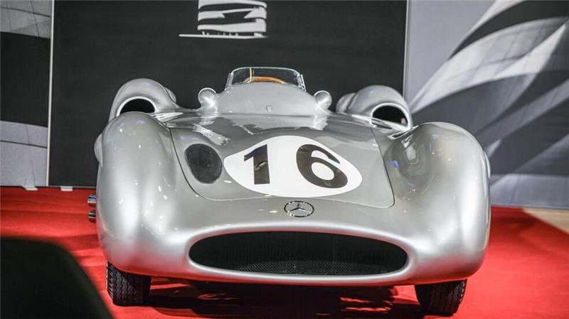 Nicht gerade günstig, aber dennoch bei weitem nicht das teuerste Auto der Welt: Ein seltener „Silberpfeil“ aus dem Jahr 1954 ist in Stuttgart für 46,5 Millionen Euro versteigert worden.