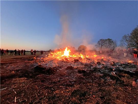 Nicht groß, weswegen es auch nicht lange brennt, aber immerhin: Endlich gibt es wieder ein Osterfeuer in Westerode.
