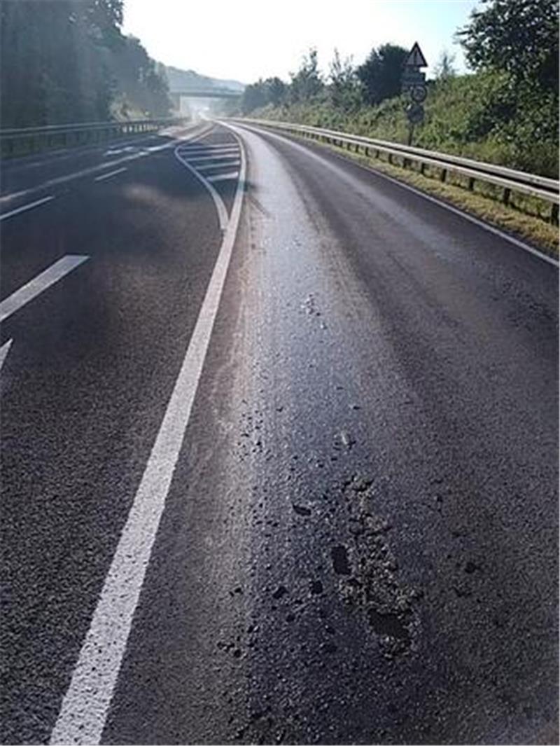 Nicht hitzebeständig: Der Asphalt auf einem Teilstück der frisch sanierten B 27 bei Bad Lauterberg weist Schäden auf.