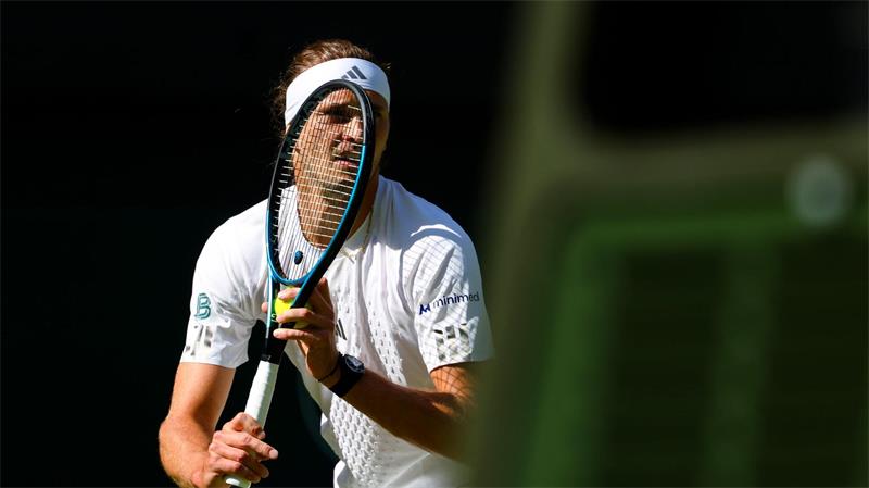 Zverev zieht trotz Problemen in zweite Wimbledon-Runde ein Nicht immer konnte sich Alexander Zverev auf seinen Aufschlag verlassen.