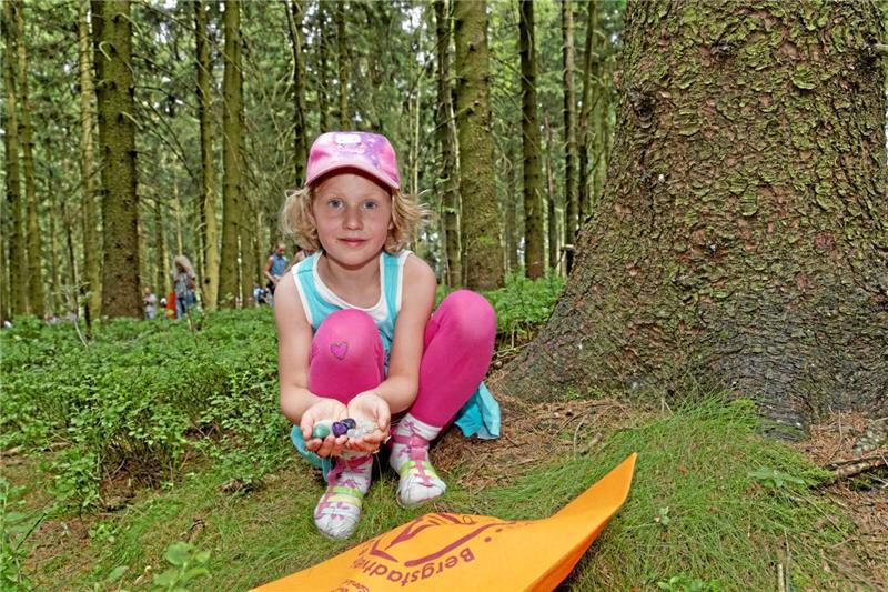 Nicht immer leicht sind die Steine im Waldgrün zu finden. Leonie, 6 Jahre, hat aber Glück und Geschick bei der Suche gehabt. Foto: Hörseljau