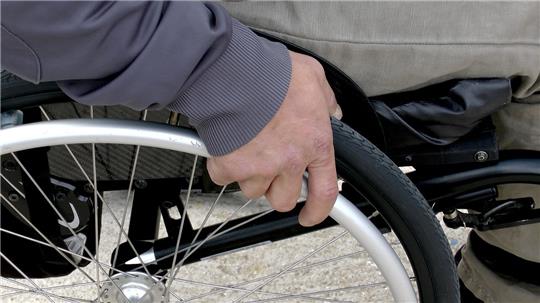 Nicht immer machen Rollstuhlfahrer auf Veranstaltungen schöne Erfahrungen. Symbolbild: Pixabay