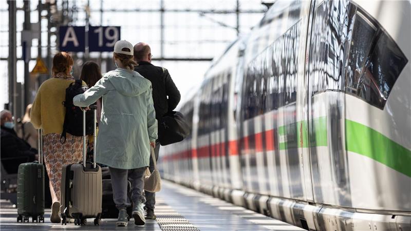 Bahn will Auslastung der Züge mit Rabattaktionen erhöhen Nicht immer voll: Die Fernzüge der Deutschen Bahn. (Archivbild)