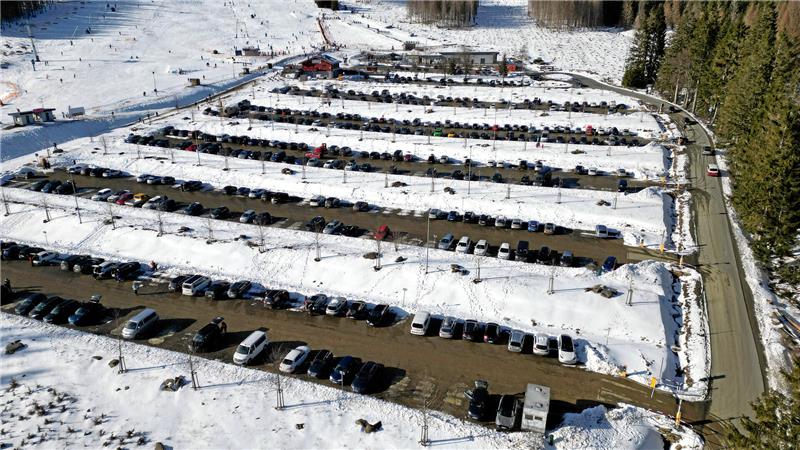 Der Parkplatz am Hexenritt in Braunlage ist an einem Wintertag gut ausgelastet, viele Autos parken dort.