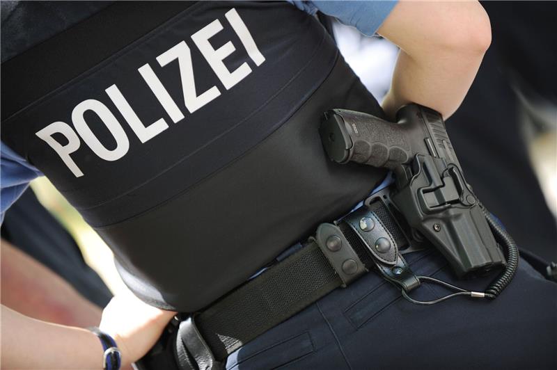 Forscher zu Polizeigewalt: „Fängt nicht beim Schießen an” Nicht immer werden Polizisten als Freunde und Helfer empfunden. Eskalation bei Einsätzen und Vorwürfe überzogener Gewalt lösen immer wieder Kontroversen aus.