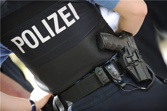 Nicht immer werden Polizisten als Freunde und Helfer empfunden. Eskalation bei Einsätzen und Vorwürfe überzogener Gewalt lösen immer wieder Kontroversen aus.