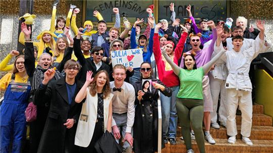 Nicht jede Party ist so bunt wie die Mottowoche. Aber Abitur-Jahrgänge verdienen sich in der Regel mit Feiern ein Zubrot für teure Abi-Herausforderungen.