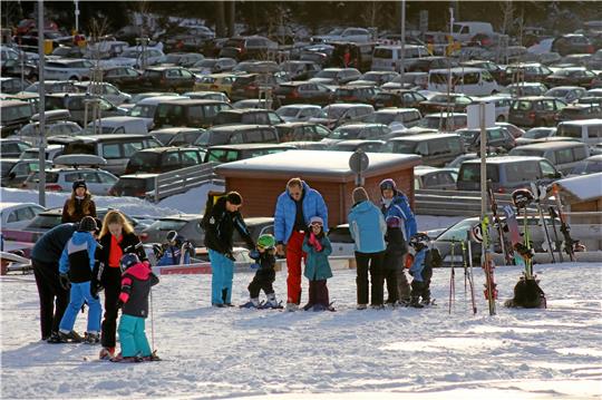 Nicht jeden Tag ist der Parkplatz Hexenritt so gut belegt, wie auf dem Foto. Im Sommer herrscht meist gähnende Leere auf de insgesamt 600 Stellflächen.  Archivfoto: Nachtweyh