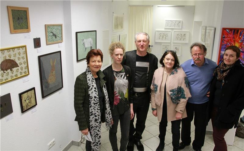 Nicht jeder Künstler kann eine eigene Galerie betreiben. Eine Alternative kann so etwas wie das Gemeinschaftsprojekt in der Herzog-Wilhelm-Straße 90 sein. Die ersten Beteiligten sind (v.l.) Bärbel Moré, Madeleine Gorges, Hans Mittendorf, Doris Weiß, Hans Georg Wöhle und Taissia Habekost; nicht im Bild Clarissa Blum-Engelke. Einblick nehmen in die Galerie können Passanten durch das Schaufenster (Bild r.).  Fotos: Potthast