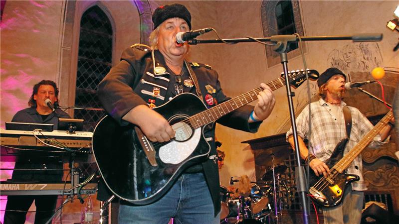 Nicht jeder, der Mütze trägt, ist automatisch Klaus Meine: Party-Organisator Heiko Rataj macht zusammen mit seinen Rubber Boots trotzdem die Musik zur Feier, als Sigmar Gabriel im September 2018 Goslarer Ehrenbürger wird. Ob er mal bei den „Scorpions“ mitsingen darf? Zur Gummistifel-Gang gehören neben Rataj noch Frank Habekost, Bootsmann Mark und DJ Wolle.