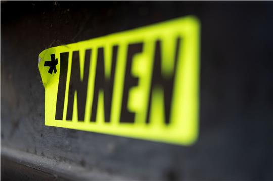 «Nicht länger erlaubt sind verkürzte Formen mit Sonderzeichen wie beispielsweise dem Genderstern, dem Doppelpunkt und dem Binnen-I.»