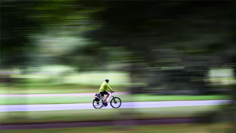 Jeder Dritte fühlt sich schlecht mit Bus und Bahn angebunden Nicht mal jeder Zweite ist der Ansicht, dass ihm ausreichend sichere Radwege zur Verfügung stehen. (Archivbild)