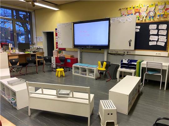 Nicht mehr die früher üblichen Zweiertische in Reih und Glied, sondern Sitzgruppen im Kreis angeordnet sind das neue Prinzip in den Klassenräumen der Clemens-Schule in Hornburg. Foto: Privat