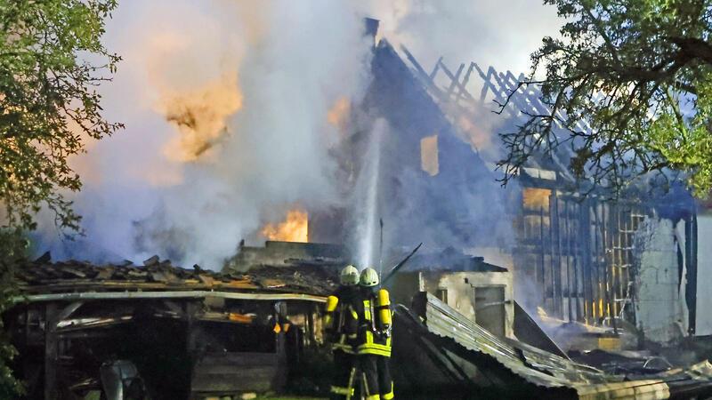 Feuer zerstört Wohnhäuser in Vienenburg - zwölf Bewohner ohne Bleibe Nicht mehr viel zu retten: Zwei Häuser und ein Schuppen erleiden Totalschaden.