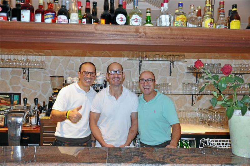 Nicht nur Brüder aus dem italienischen Süden, sondern seit Jahrzehnten auch ein gut gelauntes Goslarer Team bei der Arbeit: (v.li.) Alessandro, Pasquale und Mimmo Carrozzo schmeißen den Laden im „Rigoletto“.  Fotos: Heine, Privat (2)