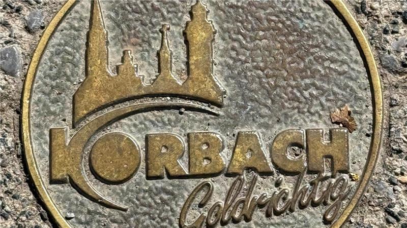 Nicht nur Tourismus-Orte haben eine Dachmarke, auch die hessische Kleinstadt Korbach hat eine entwickelt, um Werbung für die Geschäfte zu machen. Sie stellt sich dabei als Einkaufsstadt heraus.