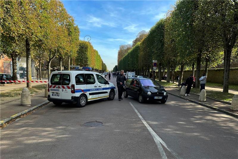 Bombendrohung in Frankreich: Zehnjähriger steckt dahinter Nicht nur an Schulen: Polizisten waren auch am Schloss von Versailles wegen einer Bombendrohung im Einsatz.