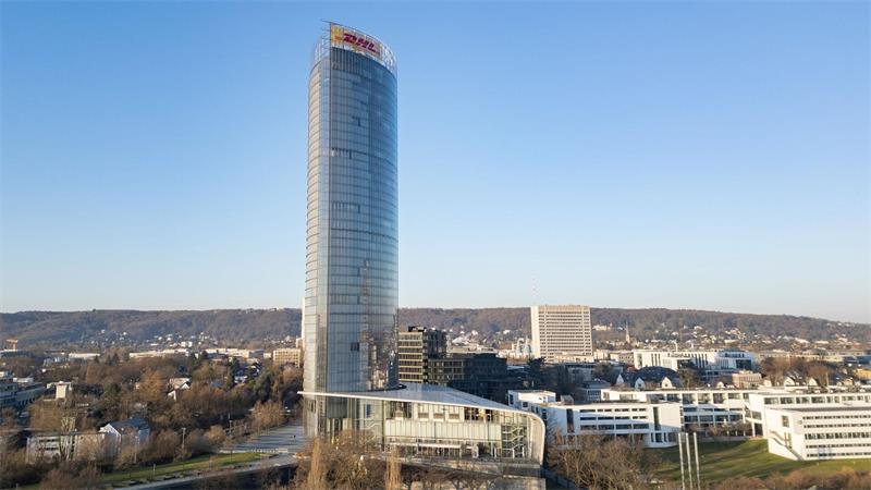 Deutsche Post verschwindet aus Konzernnamen Nicht nur das Posthorn ist auf dem Dach des Posttowers montiert, sondern auch ein großes DHL-Logo.