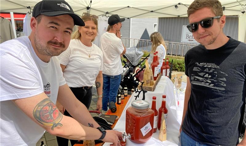 Sonne verwöhnt „Kunstharz“-Marktplatz in Braunlage Nicht nur das in Braunlage hergestellte Müsli Pianola bietet Pia Unruh an ihrem Stand an, sondern auch einen Kernikaner-Shot – die Harzer Variante des Mexikaners. Fotos: Nachtweyh/Jung(2)