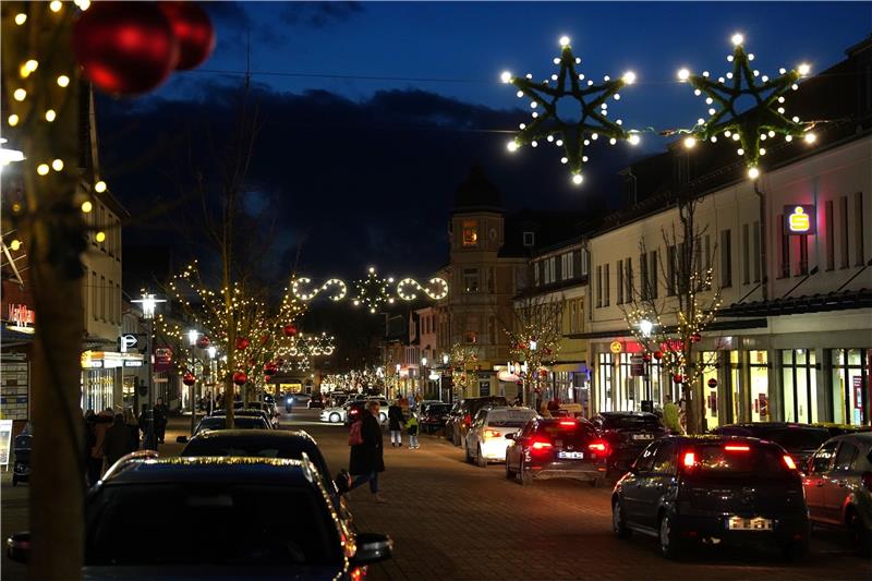 Weihnachtsmarkt in Seesen: Jetzt beginnt der „Lichterzauber“ Nicht nur der Jacobsonplatz ist festlich geschmückt: Auch die Straßen rundherum wurden weihnachtlich herausgeputzt.