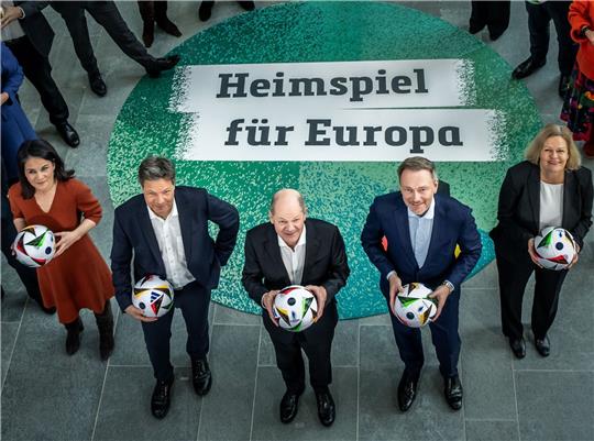 Nicht nur die Politik schaut auf die Fußball-EM. Auch die Wirtschaft erhofft sich einen Anstoß der Konjunktur.