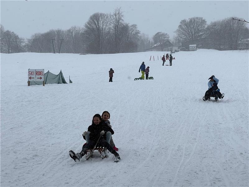 Braunlager wollen bis Ostern Skifahren anbieten Nicht nur die Skilift-Betreiber freuen sich über den vielen Schnee im März. Auch den Kindern, die an der Skiwiese am Rathaus rodeln, bereitet die weiße Pracht Vergnügen. Foto: Eggers