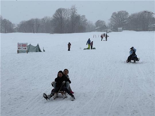 Nicht nur die Skilift-Betreiber freuen sich über den vielen Schnee im März. Auch den Kindern, die an der Skiwiese am Rathaus rodeln, bereitet die weiße Pracht Vergnügen. Foto: Eggers