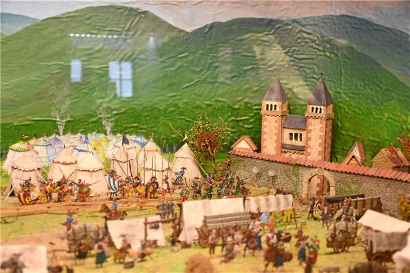 Goslarer Zinnfigurenmuseum sucht Paten Nicht nur die belagerte Stadt Goslar musste Schicksalsschläge hinnehmen, auch das Diorama selbst: Die gemalten Berge wurden feucht und wellten sich. Foto: Kempfer